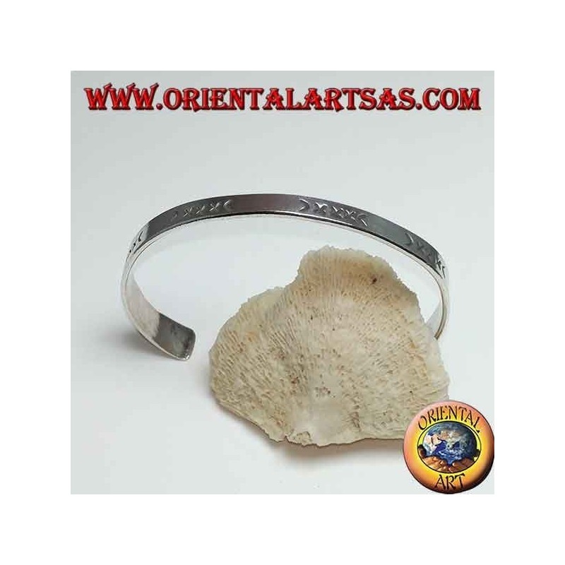 Bracelet plat rigide en argent gravé à la main avec extrémité plus large