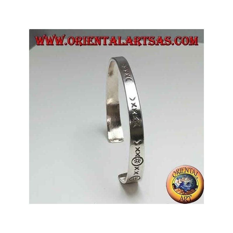 Bracelet plat rigide en argent gravé à la main avec extrémité plus large