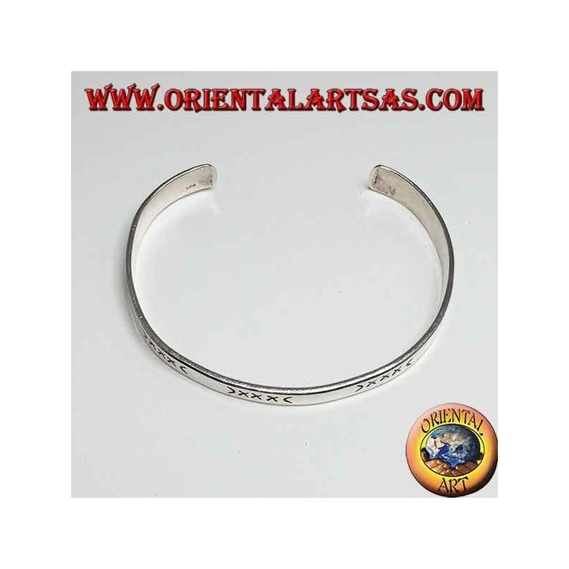 Bracelet plat rigide en argent gravé à la main avec extrémité plus large