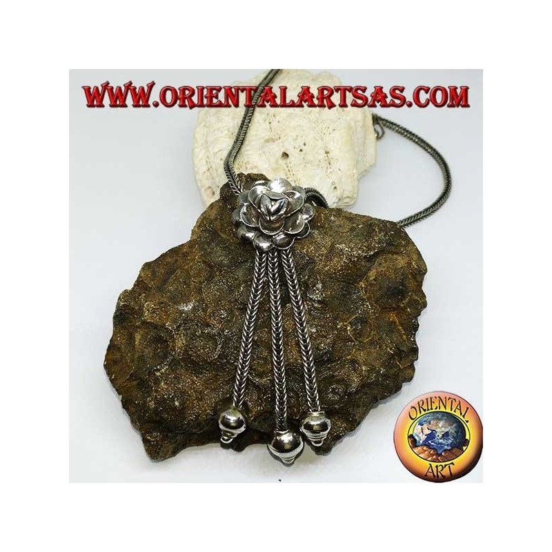 Collana in argento con rosa e tre ciuffi con sfere