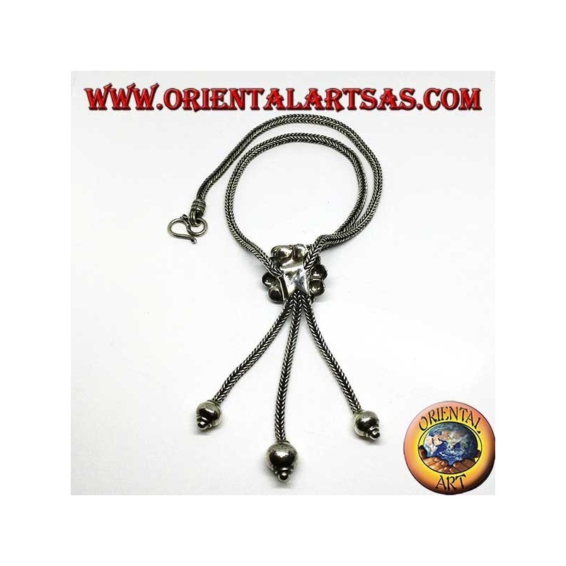 Collar de plata con rosa y tres mechones con esferas.