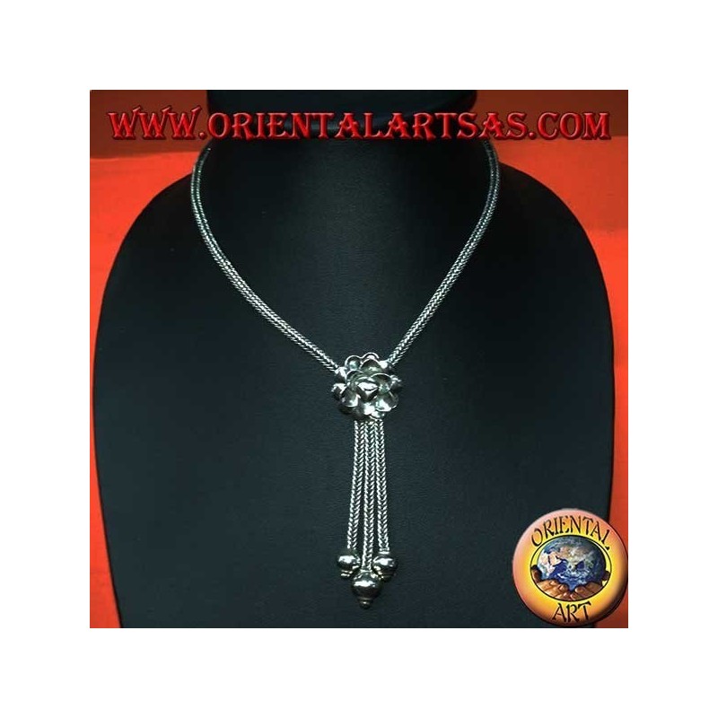 Collar de plata con rosa y tres mechones con esferas.