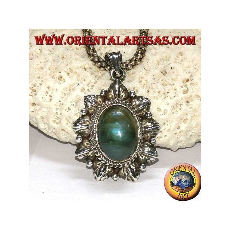 Ciondolo in argento con labradorite ovale e bordo cesellato