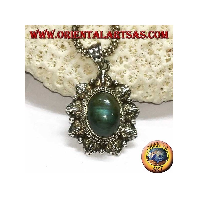 Colgante de plata con labradorita ovalada y borde cincelado.
