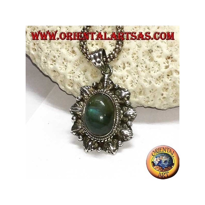 Colgante de plata con labradorita ovalada y borde cincelado.