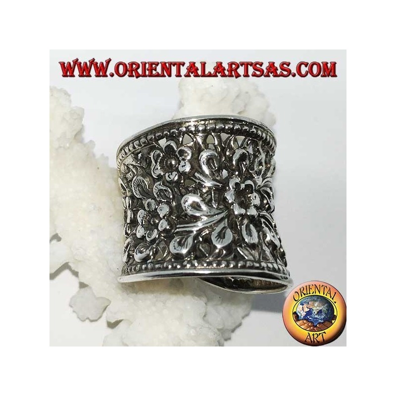 Bague en argent à large bande concave ciselée et florale perforée