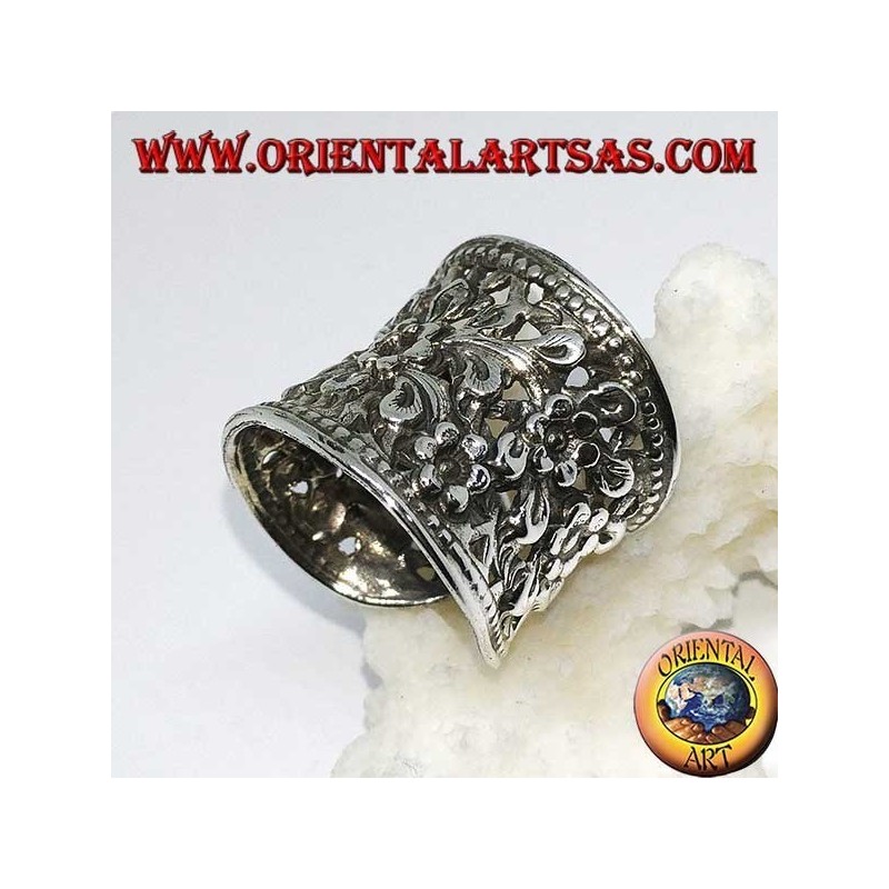 Bague en argent à large bande concave ciselée et florale perforée