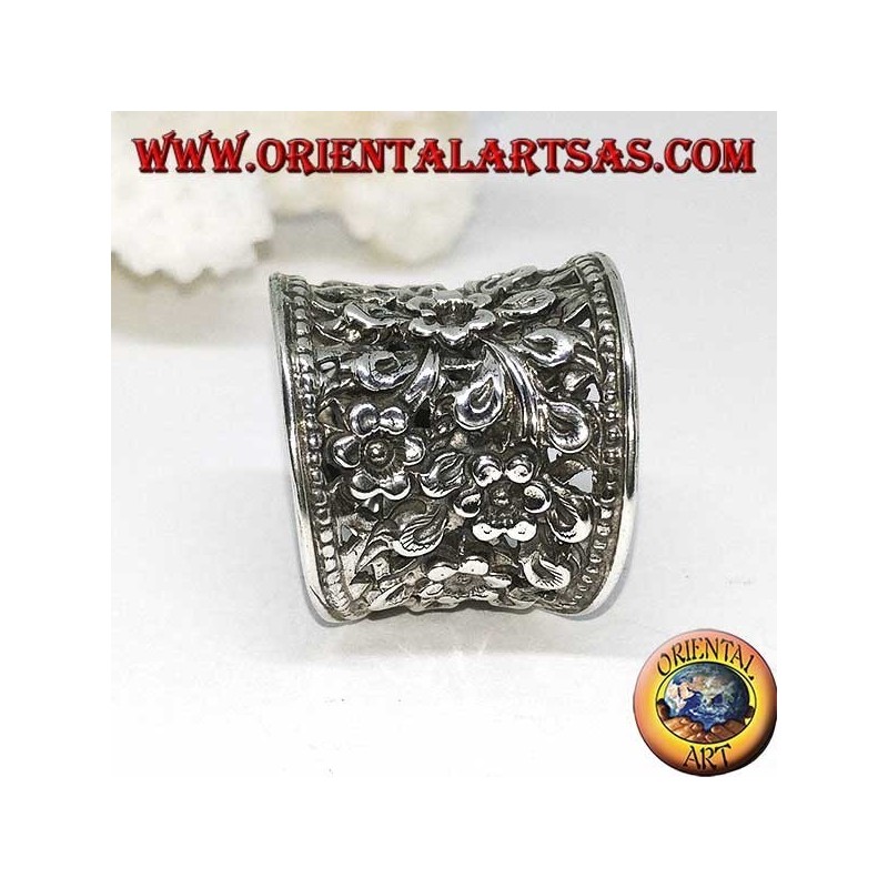Anillo ancho plateado cóncavo cincelado y perforado floral