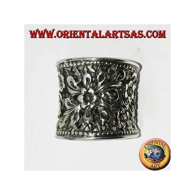 Bague en argent à large bande concave ciselée et florale perforée