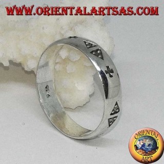 Anillo de plata con triángulos de tres puntos y grabado cruzado