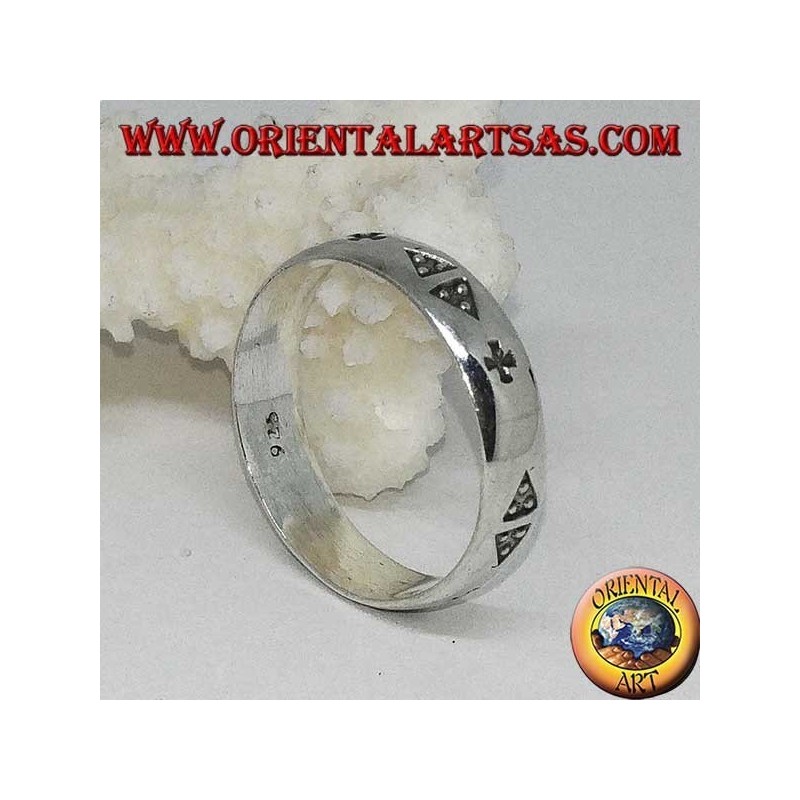 Silberring, Band mit Flachreliefeinlagen aus Dreiecken mit drei Punkten und Kreuz