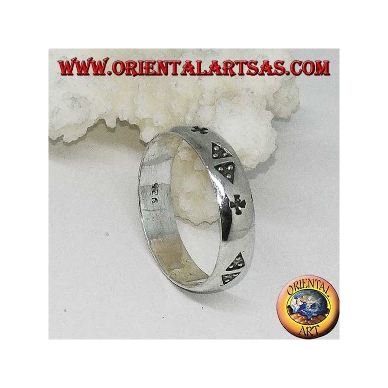 Anello in argento, a fascia con incisioni di triangoli a tre pallini e croce