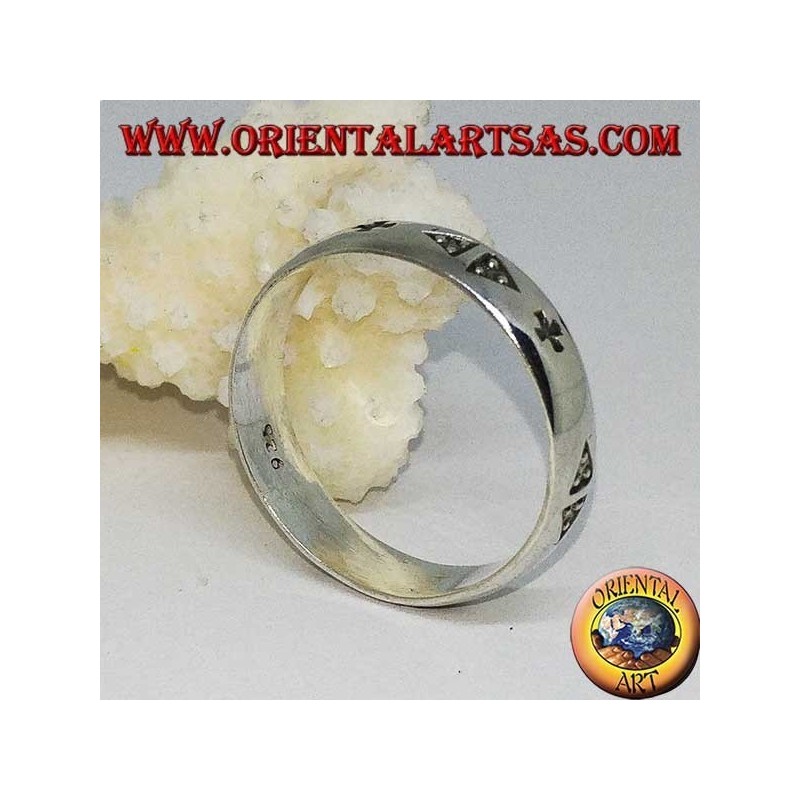 Bague en argent avec triangles à trois points et gravure croisée