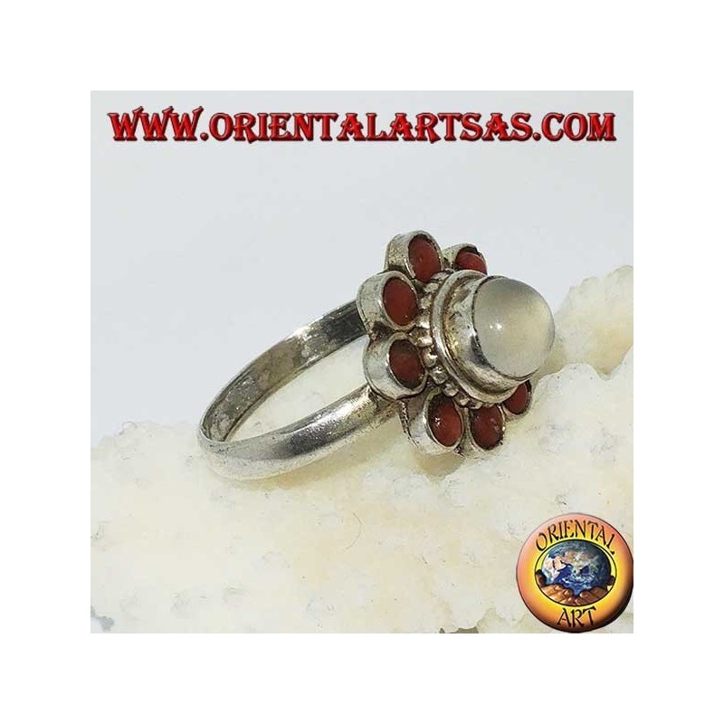 Anello in argento con pietra di luna ( adularia ) tonda contornata di coralli