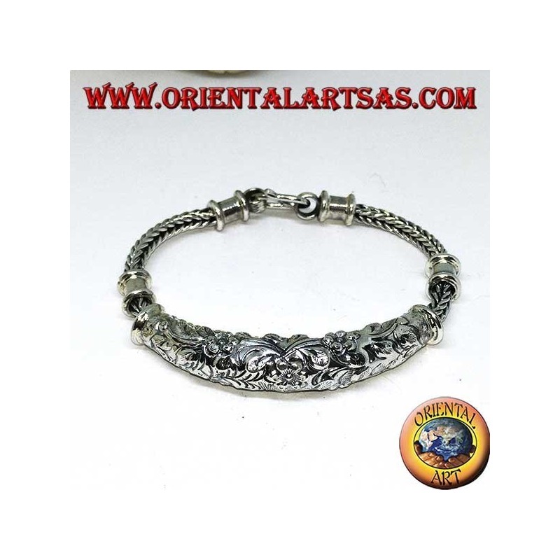 Silver bracelet with chiseled insert with floral motifs