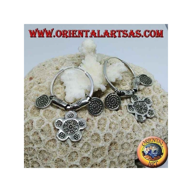 Pendientes circulares tribales de plata (Karen) con colgantes.