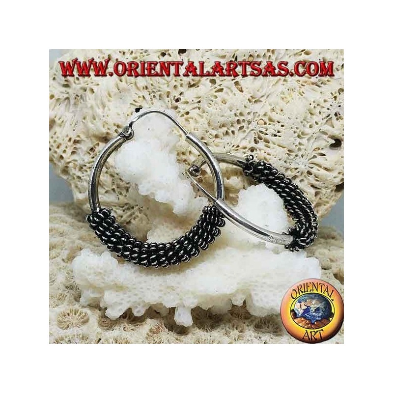 Pendientes de aro de plata torcidos en espiral.