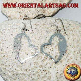 Pendientes en forma de corazón de plata martillada con una cara llamativa en el interior