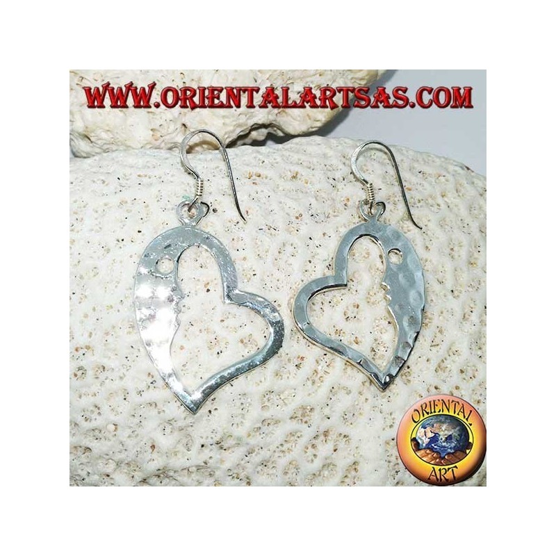 Orecchini in argento martellato a forma di cuore con il volto rintagliato all'interno