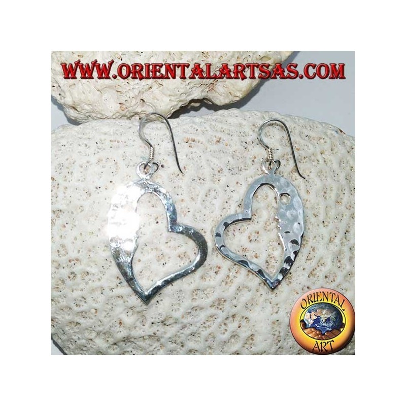 Boucles d'oreilles en forme de coeur en argent martelé avec une face frappante à l'intérieur