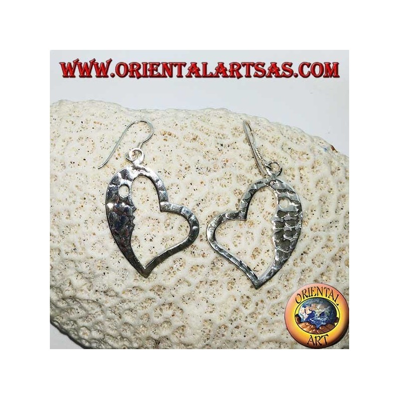 Orecchini in argento martellato a forma di cuore con il volto rintagliato all'interno