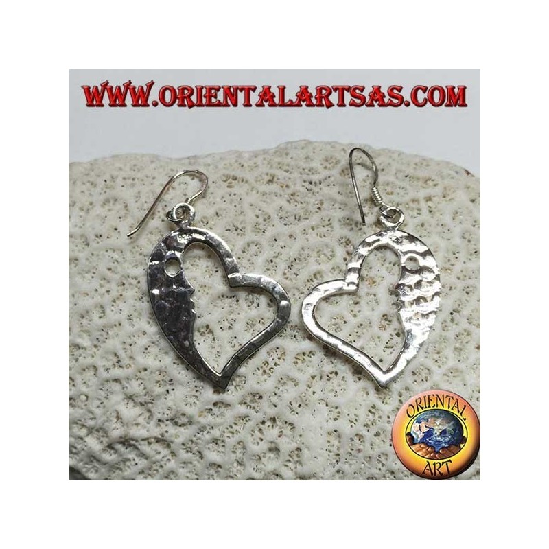 Pendientes en forma de corazón de plata martillada con una cara llamativa en el interior