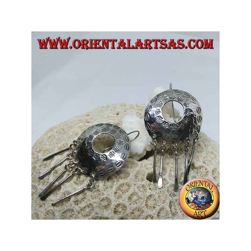 Boucles d'oreilles bouclier en argent avec pendentifs faites à la main par Karen