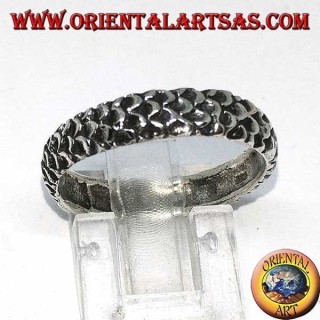 Bague en argent gravée d'une peau de serpent