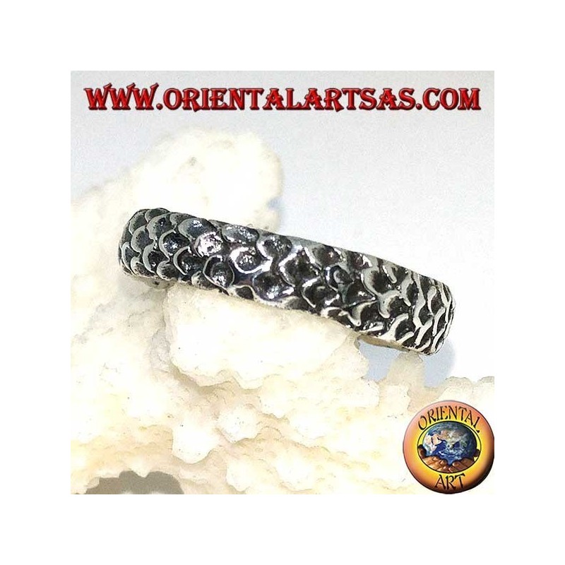 Anello a fedina in argento cesellato a pelle di serpente