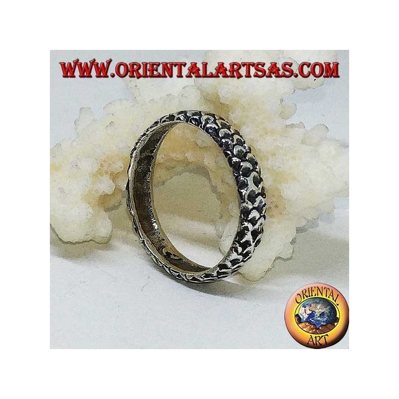 Bague en argent gravée d'une peau de serpent