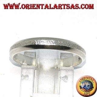 Silver ring with a central part with a split effect