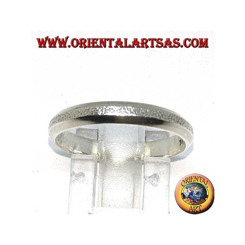 Anello a fedina in argento con parte centrale effetto crosta