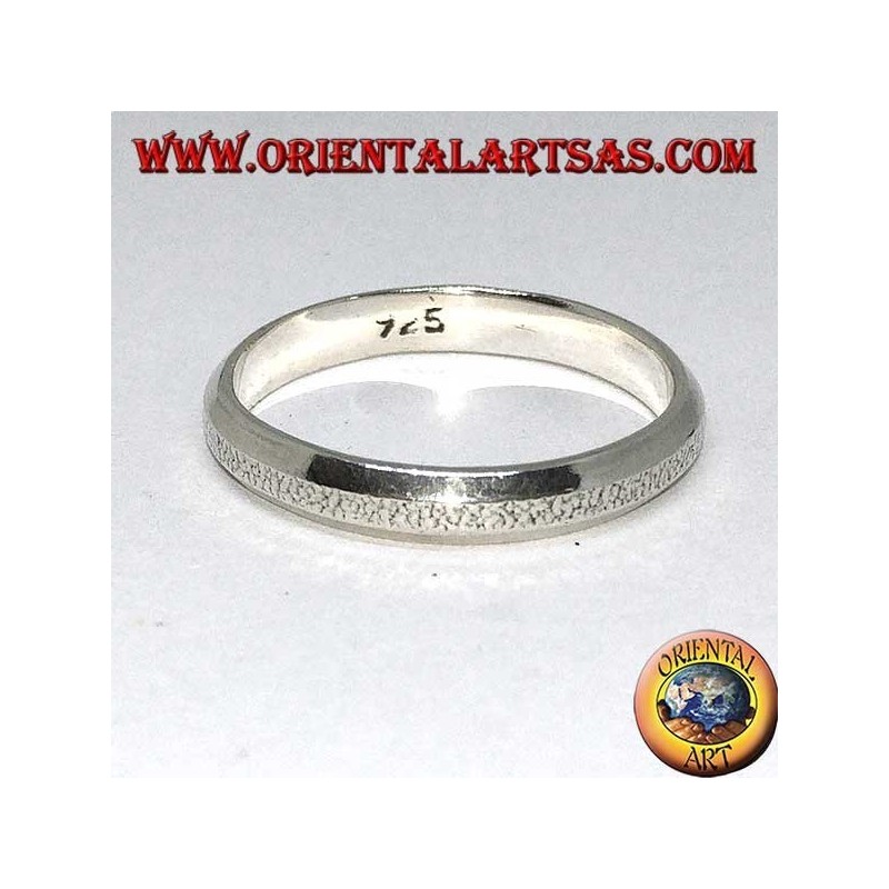 Anillo de plata con una parte central con efecto dividido.