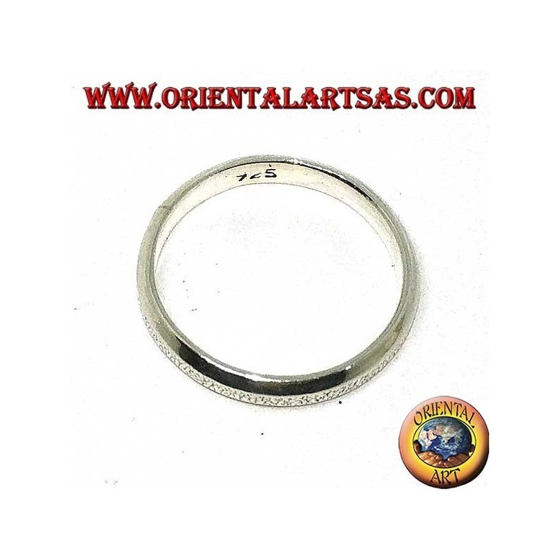 Anello a fedina in argento con parte centrale effetto crosta