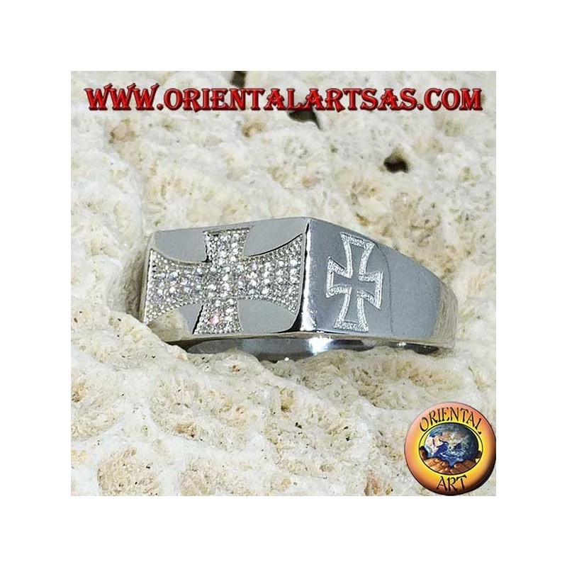 Anello in argento croce dei templari con zirconi e croci incise sui lati 