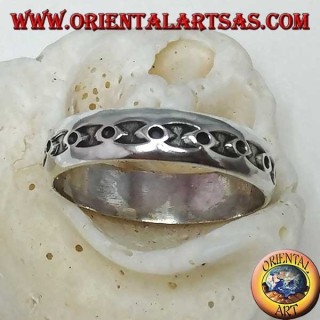 Anillo de plata con círculos en elipses de bajo relieve.