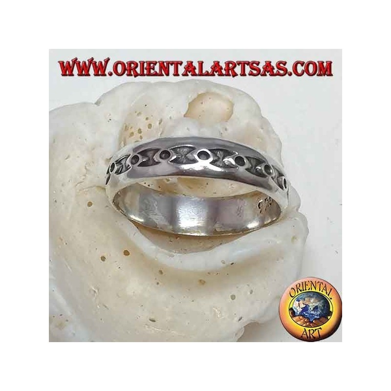 Anello in argento a fedina, con cerchietti negli ellissi a basso rilievo