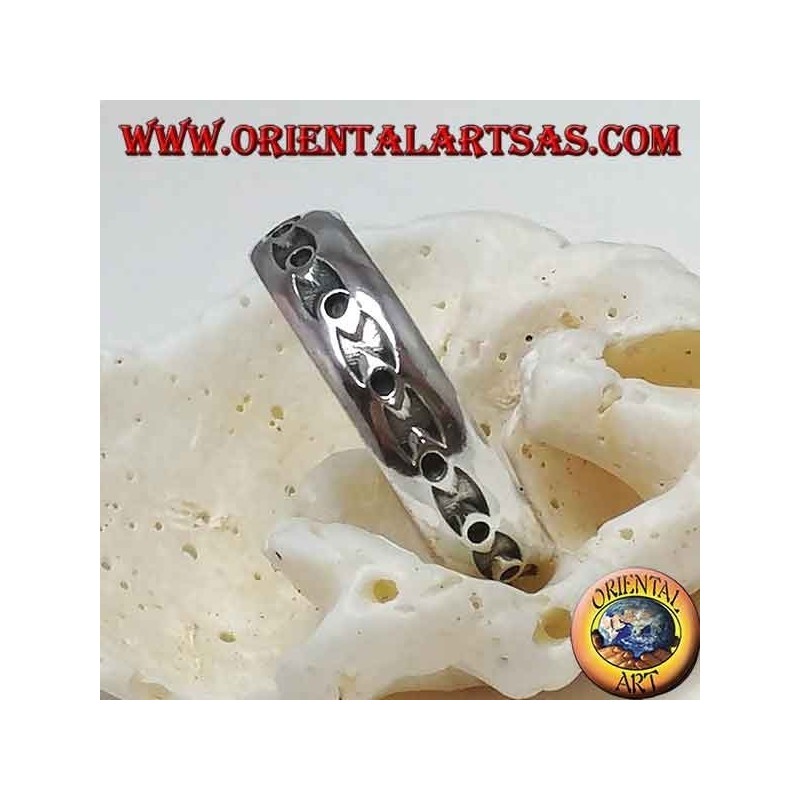 Anillo de plata con círculos en elipses de bajo relieve.