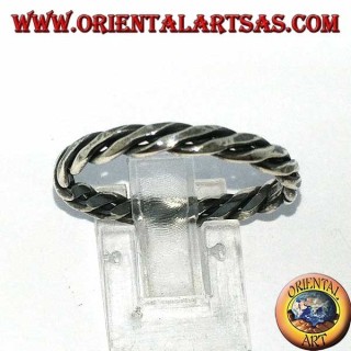 Anillo de plata con dos cables enrollados sobre sí mismo