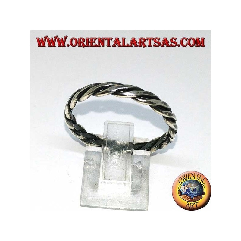 Anillo de plata con dos cables enrollados sobre sí mismo