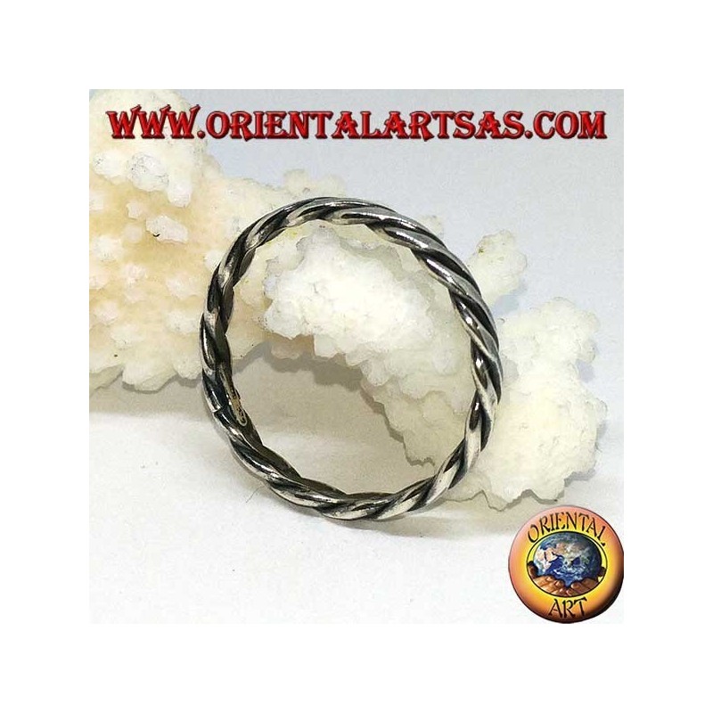 Silberring mit zwei Drähten aufgerollt auf sich