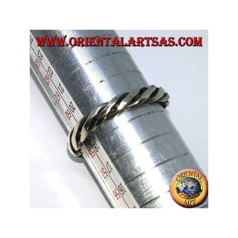 Anillo de plata con dos cables enrollados sobre sí mismo