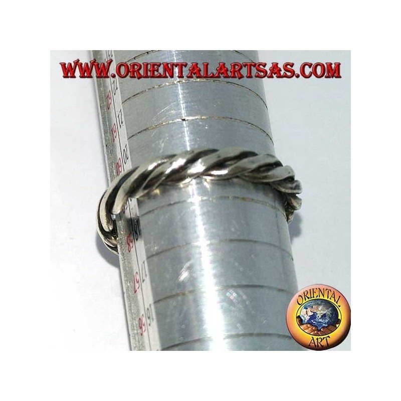 Anillo de plata con dos cables enrollados sobre sí mismo