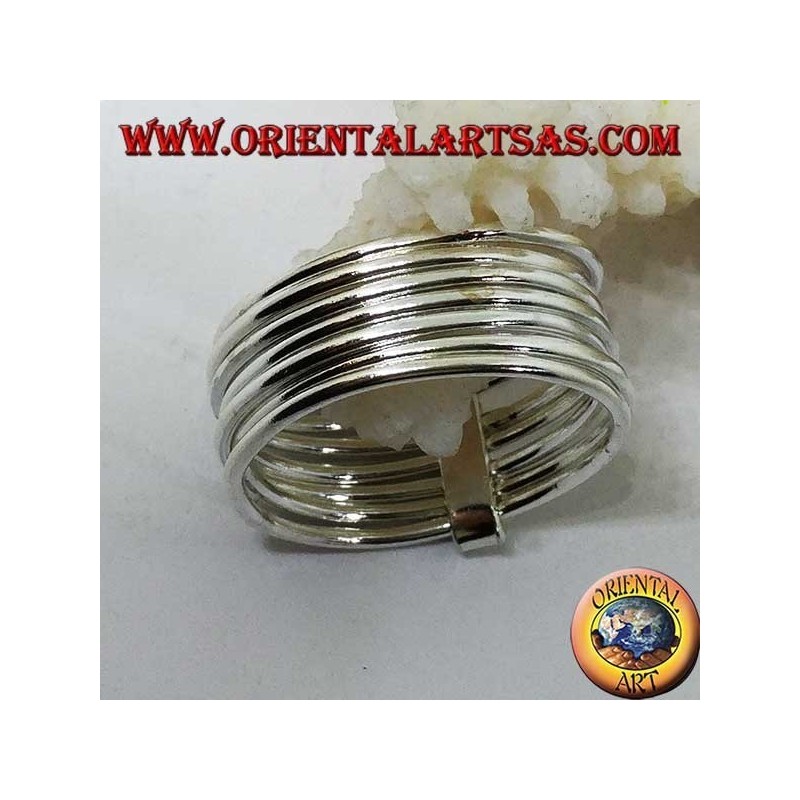 Anillo de plata con siete anillos de alambre paralelos.