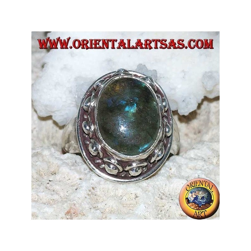 Anello in argento con labradorite a riflessi blu ovale ed incastonatura borchiata