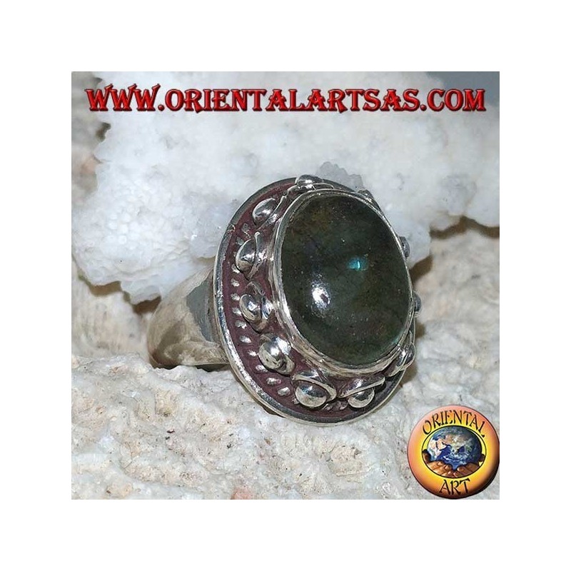 Silberring mit ovalem Labradorit mit blauen Reflexen und besetzter Fassung