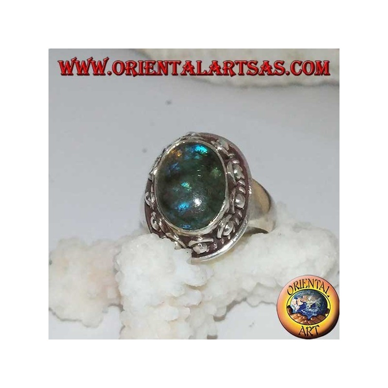 Anillo de plata con labradorita ovalada con reflejos azules y engaste tachonado