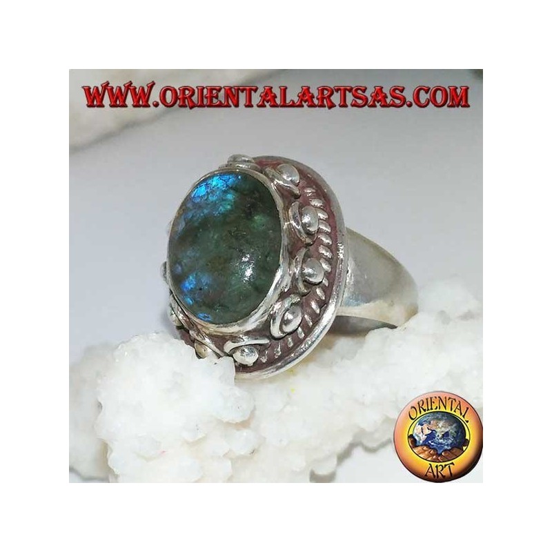 Anillo de plata con labradorita ovalada con reflejos azules y engaste tachonado