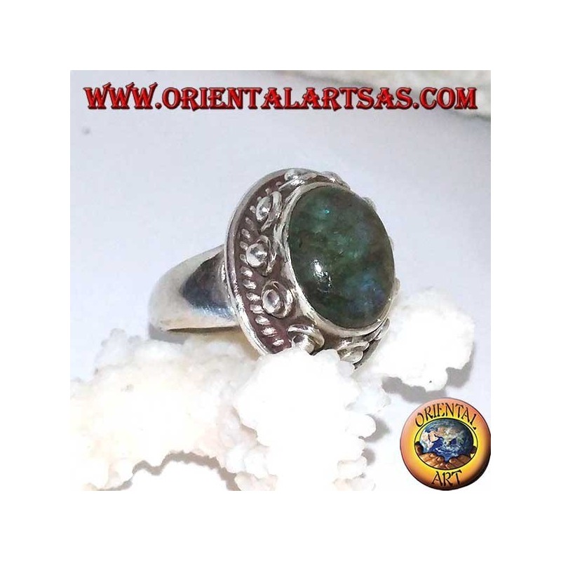 Silberring mit ovalem Labradorit mit blauen Reflexen und besetzter Fassung