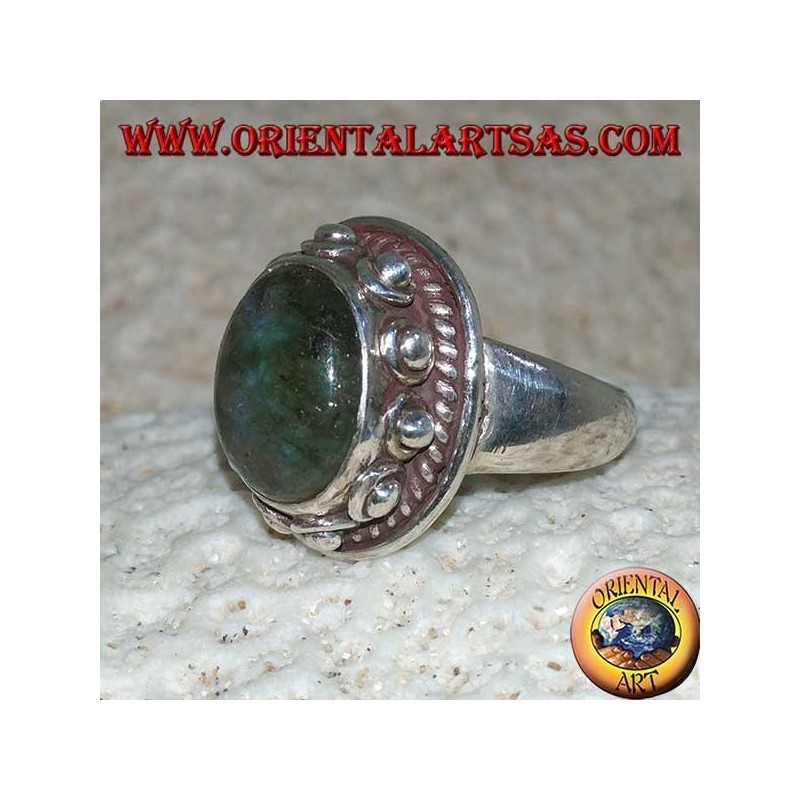 Anello in argento con labradorite a riflessi blu ovale ed incastonatura borchiata